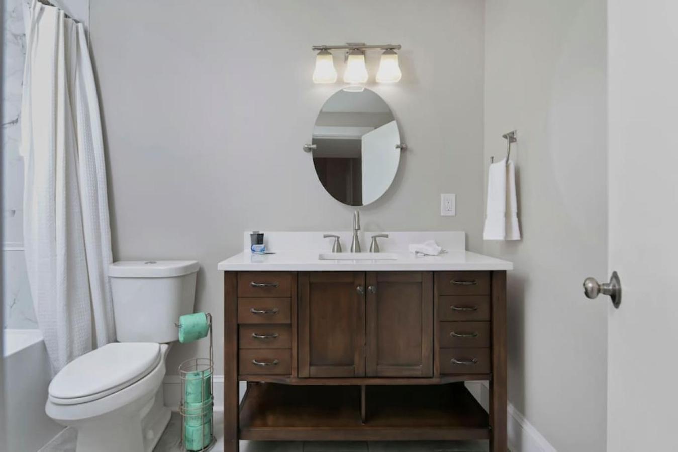 Spacious On Gervais - 4br