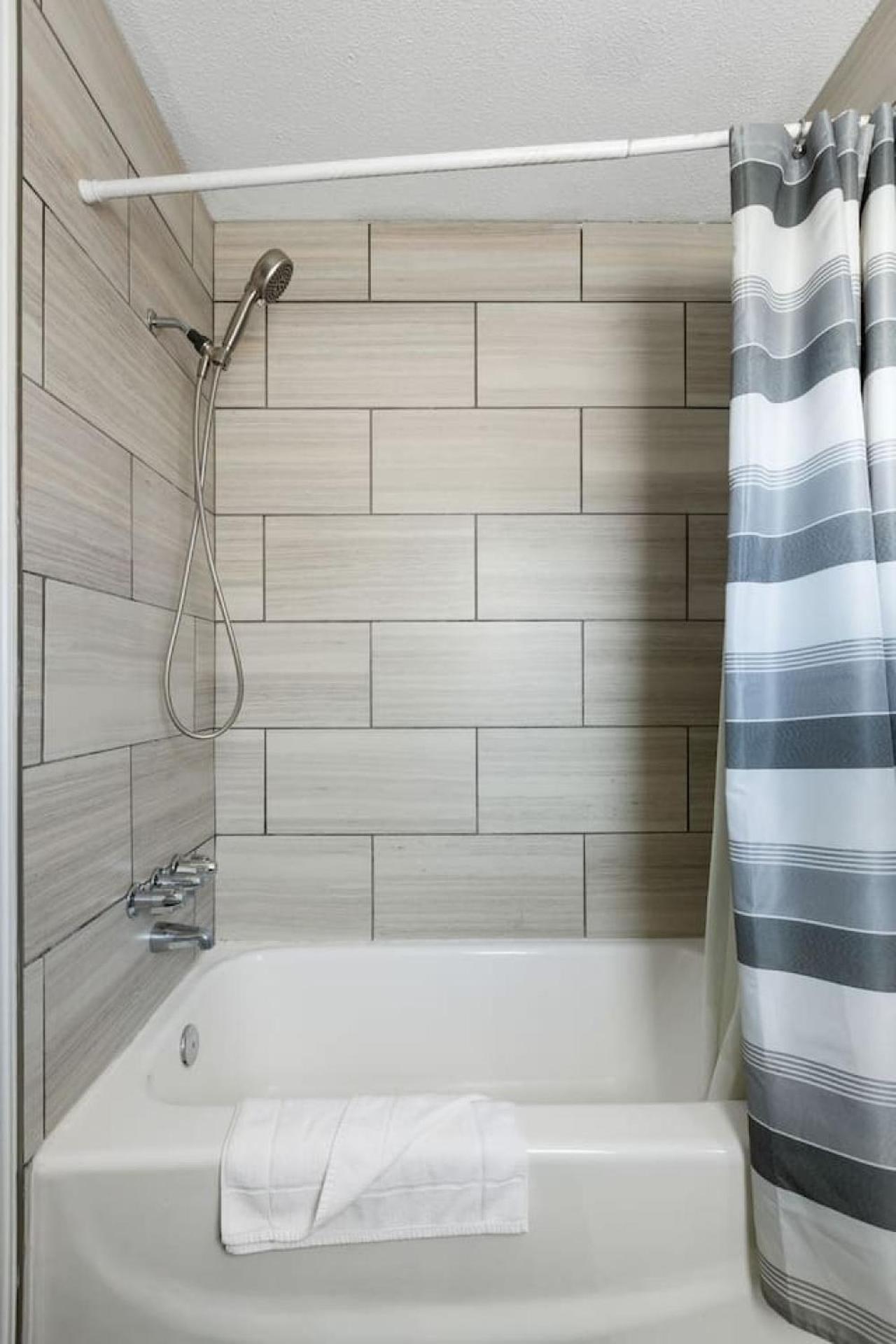 Spacious Oasis With Pool - 5br * Columbia
