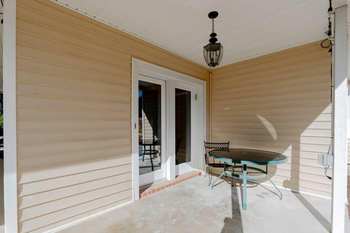 Holiday home Sweet Retreat-- Mins To *