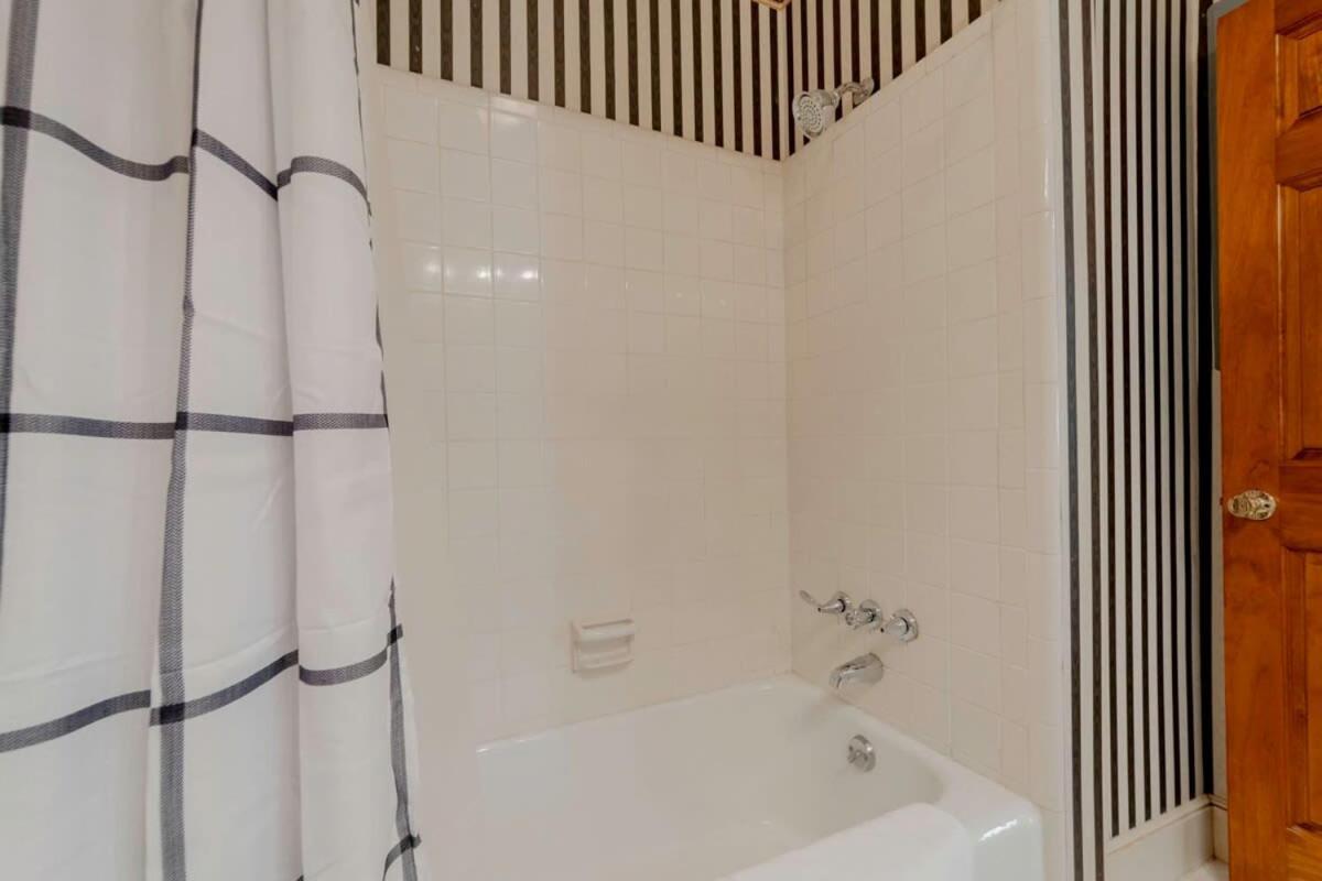 Holiday home Sweet Retreat-- Mins To