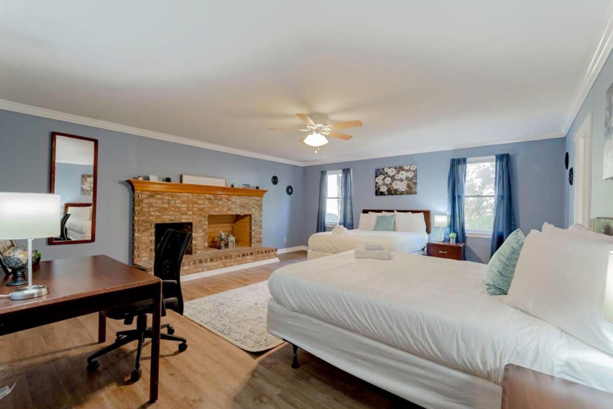 Holiday home Sweet Retreat-- Mins To *