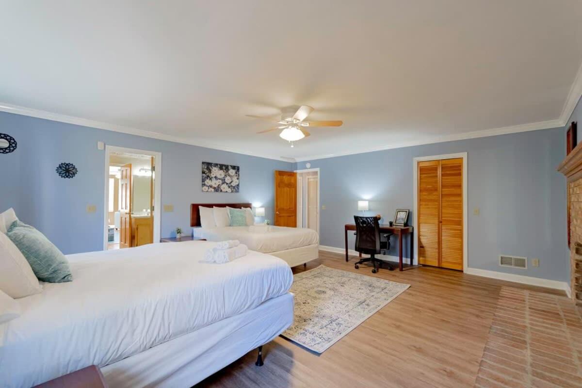 Holiday home Sweet Retreat-- Mins To *