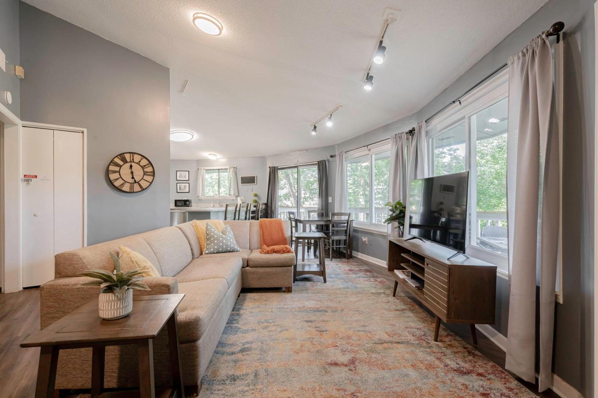 Opulent Octagonal Oasis With Spiral Stairs-minutes To Base *