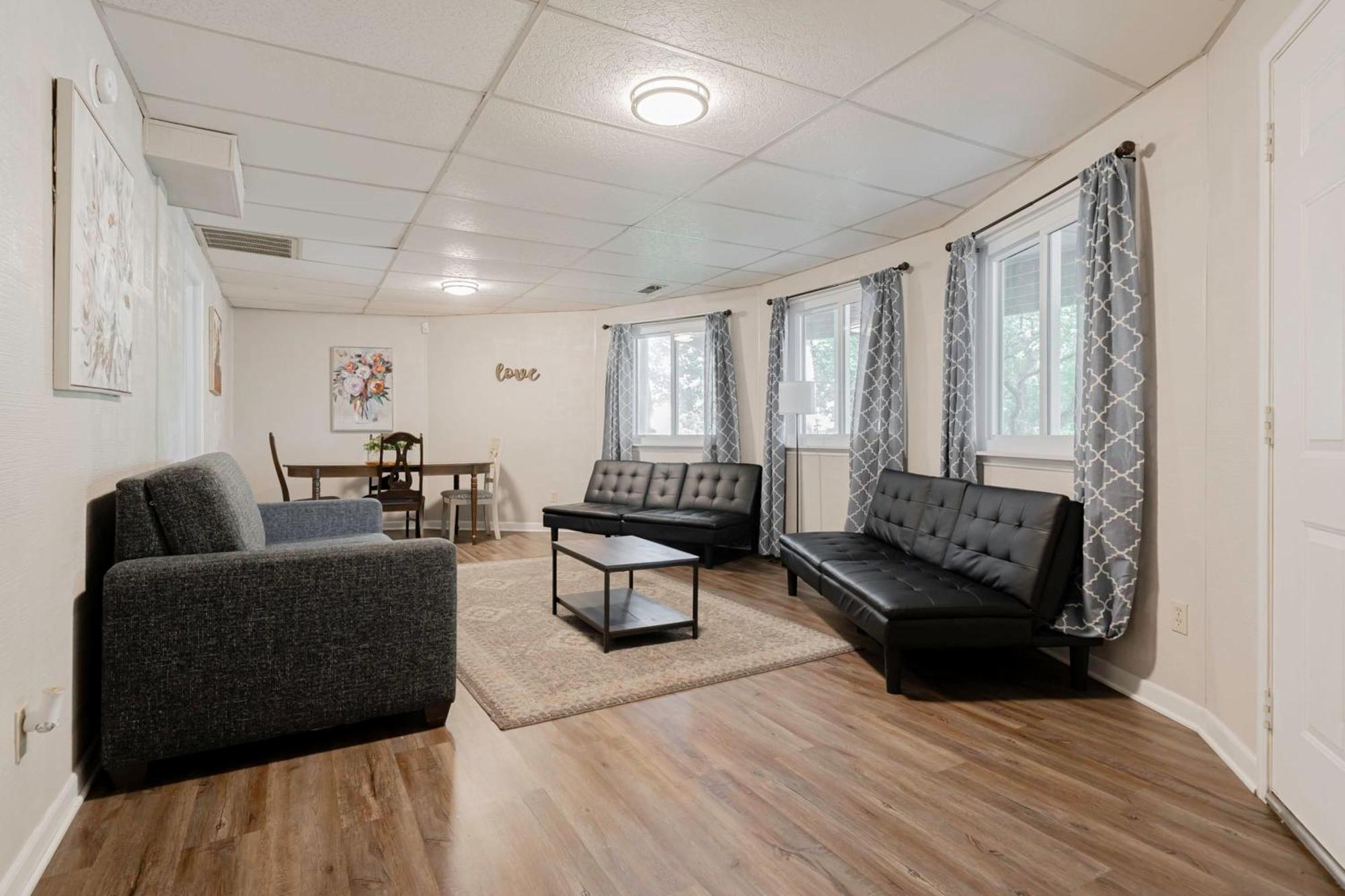 Opulent Octagonal Oasis With Spiral Stairs-minutes To Base Holiday home