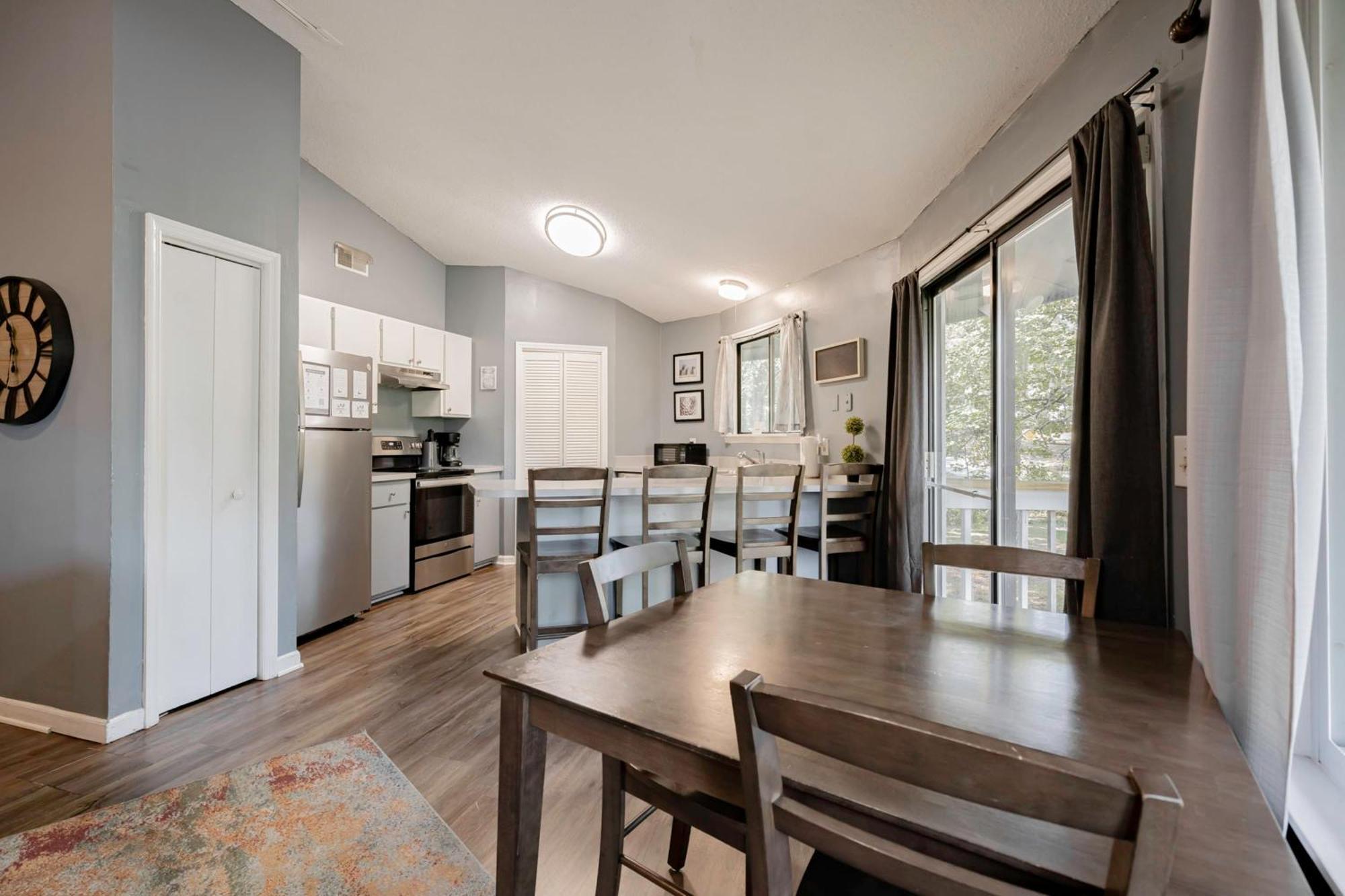 Opulent Octagonal Oasis With Spiral Stairs-minutes To Base * Columbia