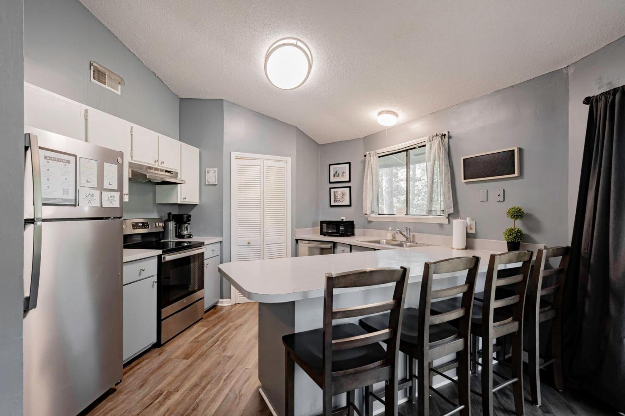 Opulent Octagonal Oasis With Spiral Stairs-minutes To Base Columbia