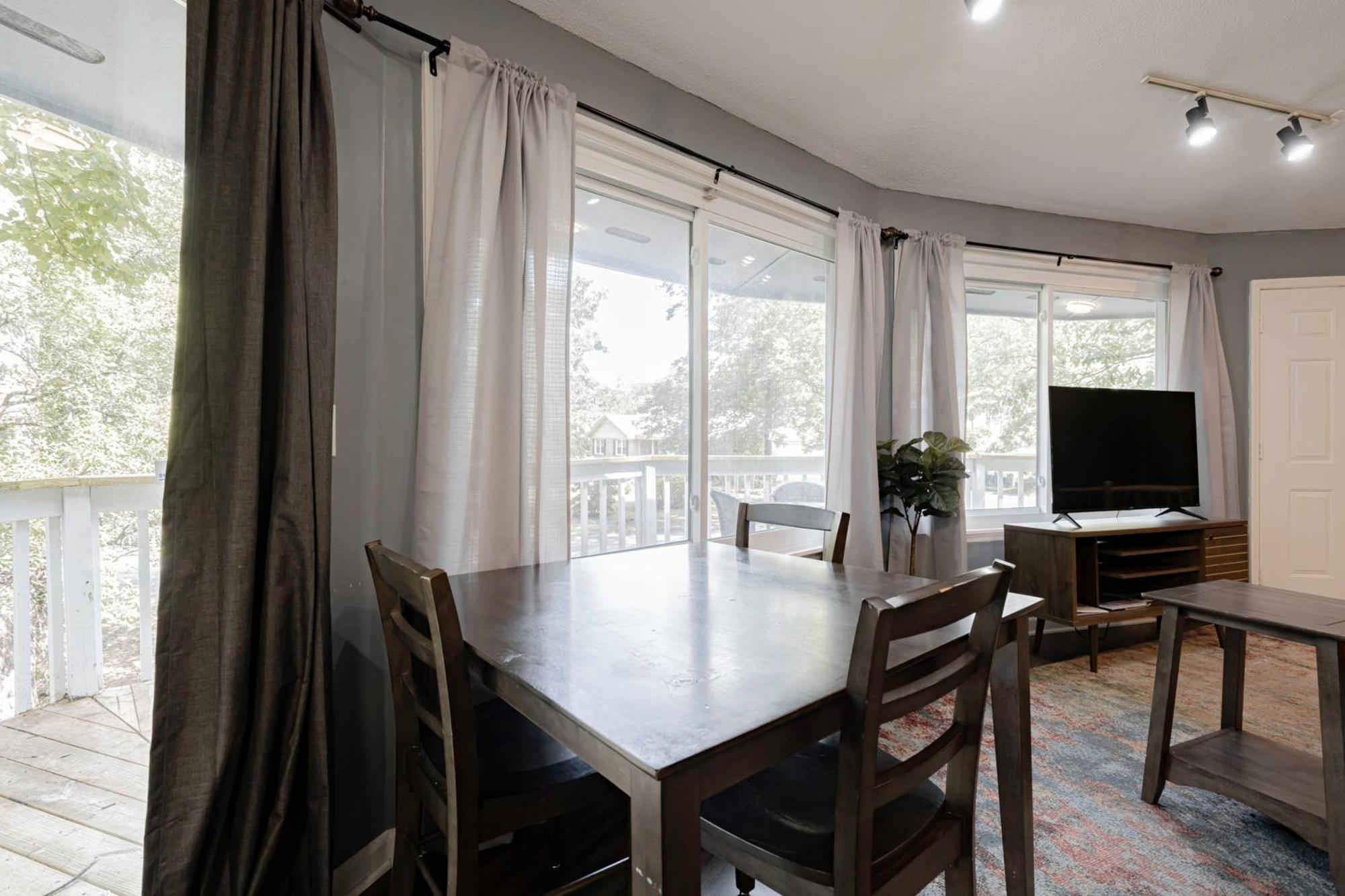 Opulent Octagonal Oasis With Spiral Stairs-minutes To Base Holiday home