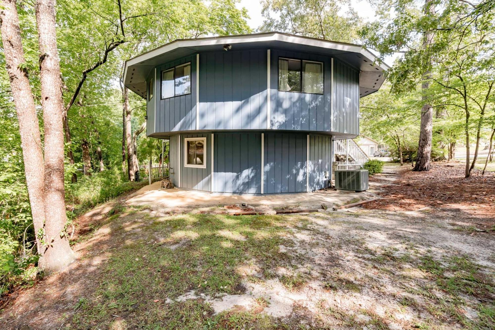 Opulent Octagonal Oasis With Spiral Stairs-minutes To Base Holiday home Columbia