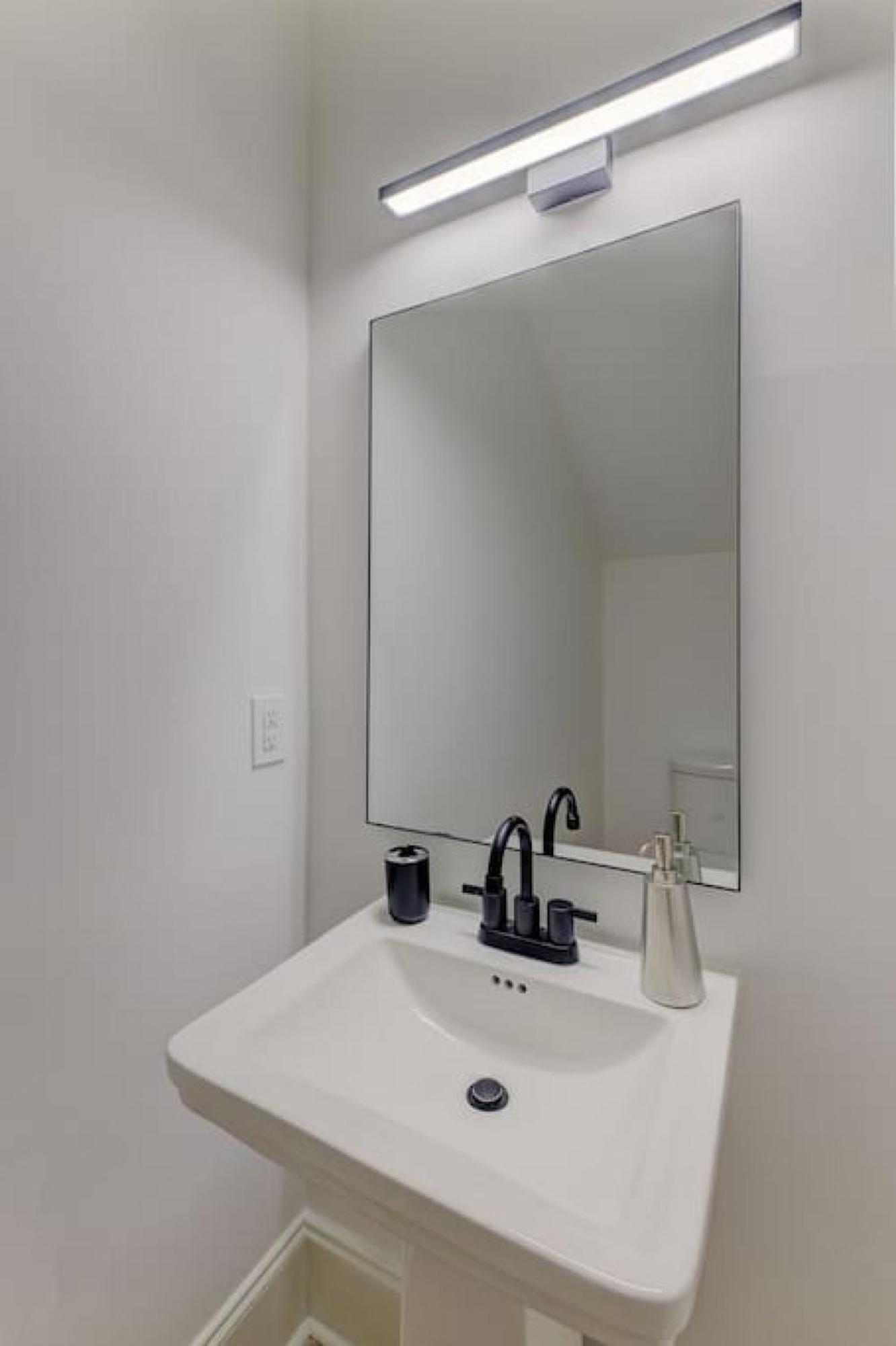 New Modern Townhome - Right - Families Welcome Apartment Columbia