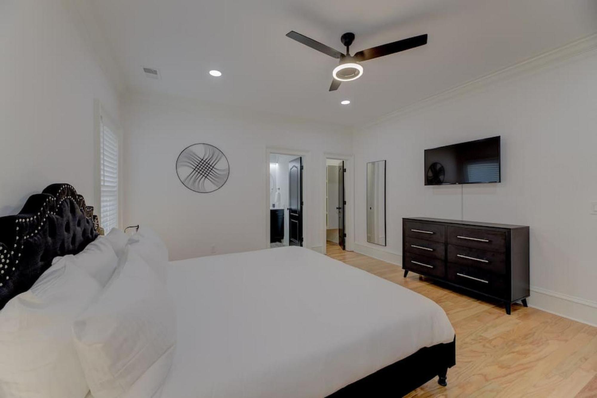 New Modern Townhome - Right - Families Welcome Apartment