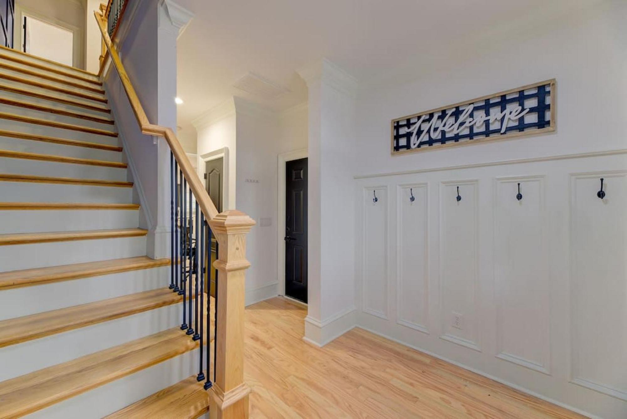 New Modern Townhome - Right - Families Welcome Apartment Columbia