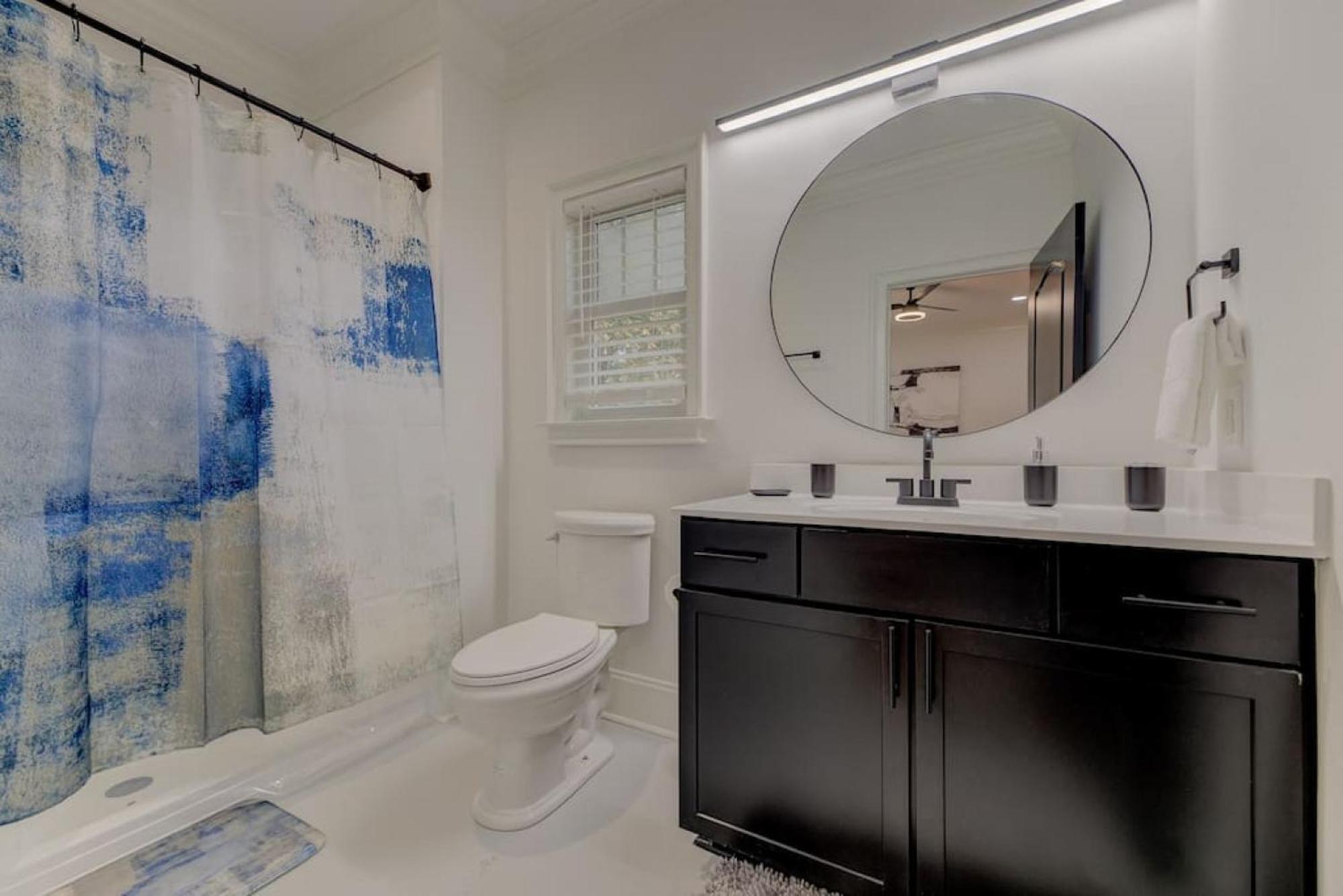 New Modern Townhome - Right - Families Welcome