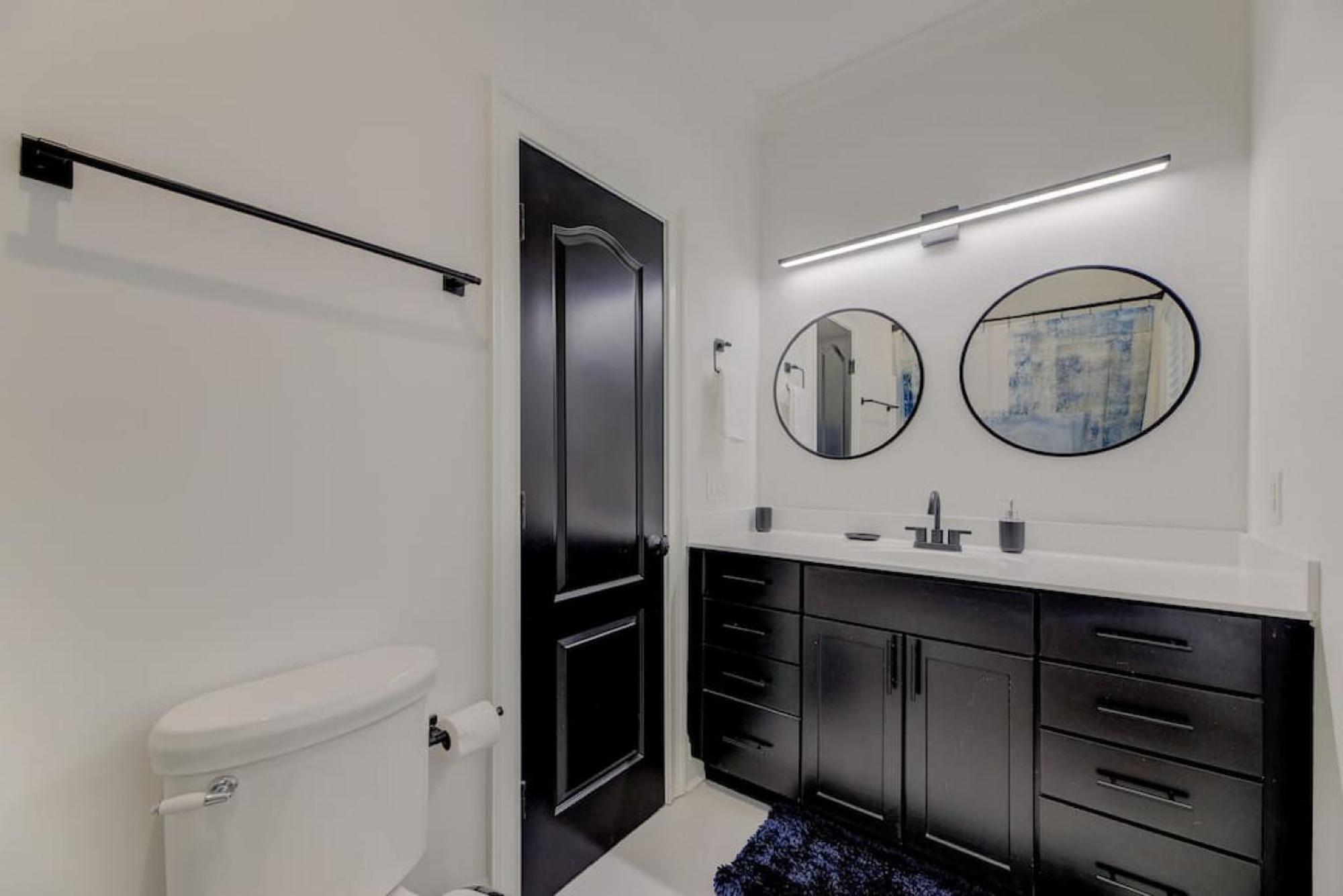 Apartment New Modern Townhome - Right - Families Welcome *