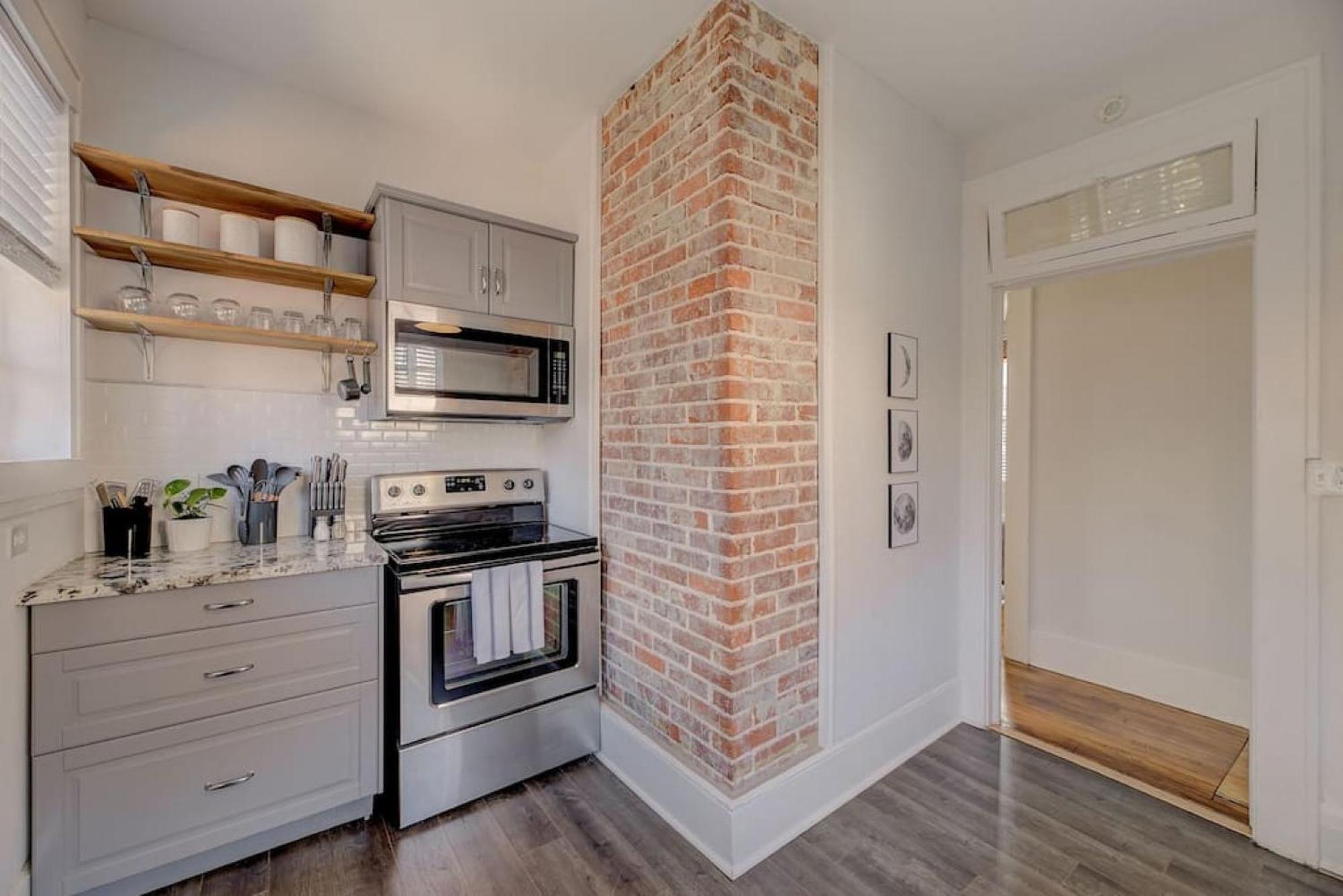Spacious Industrial Modern Apartment Columbia