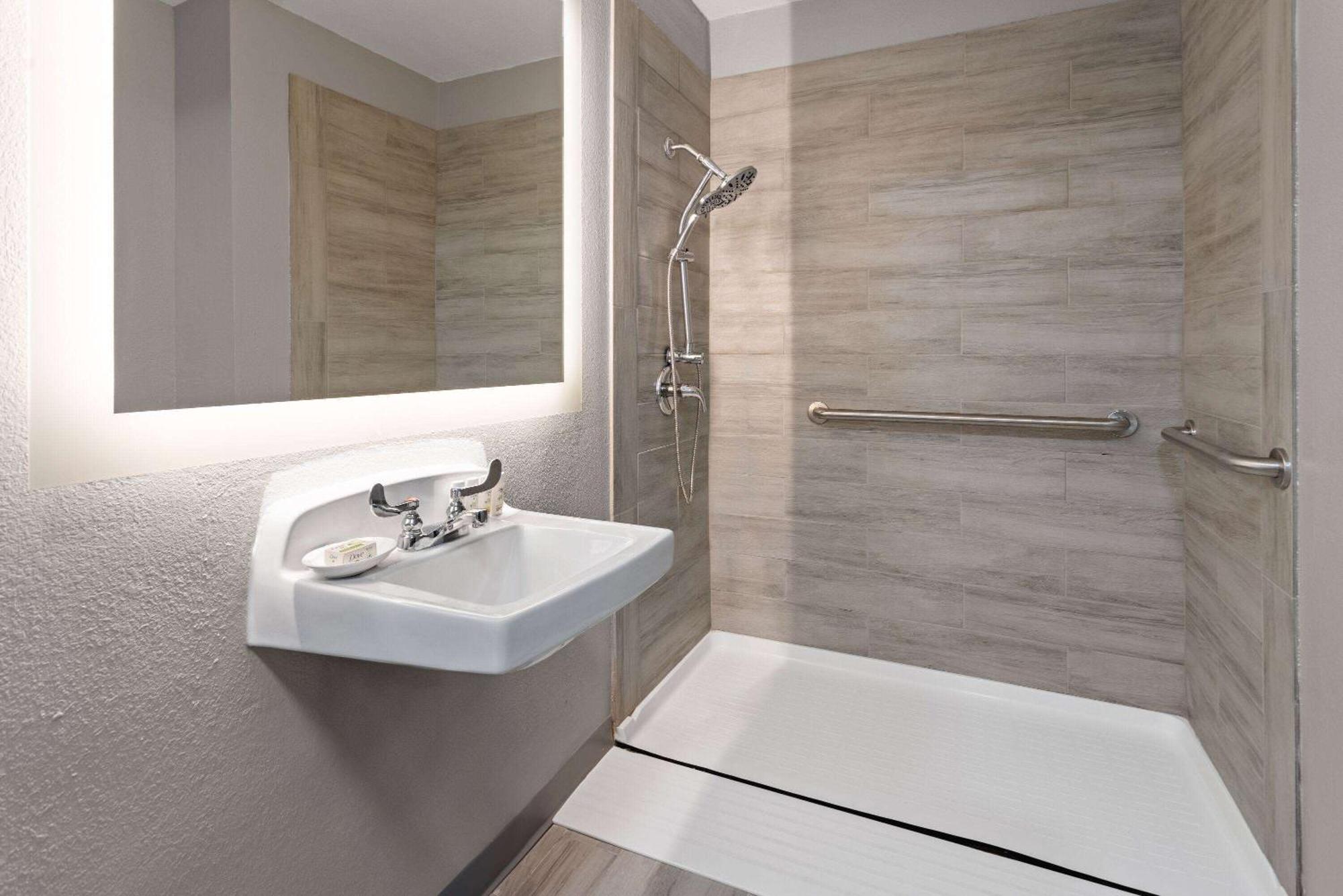 Hotel Hawthorn Extended By Wyndham Columbia-ft Jackson 3*