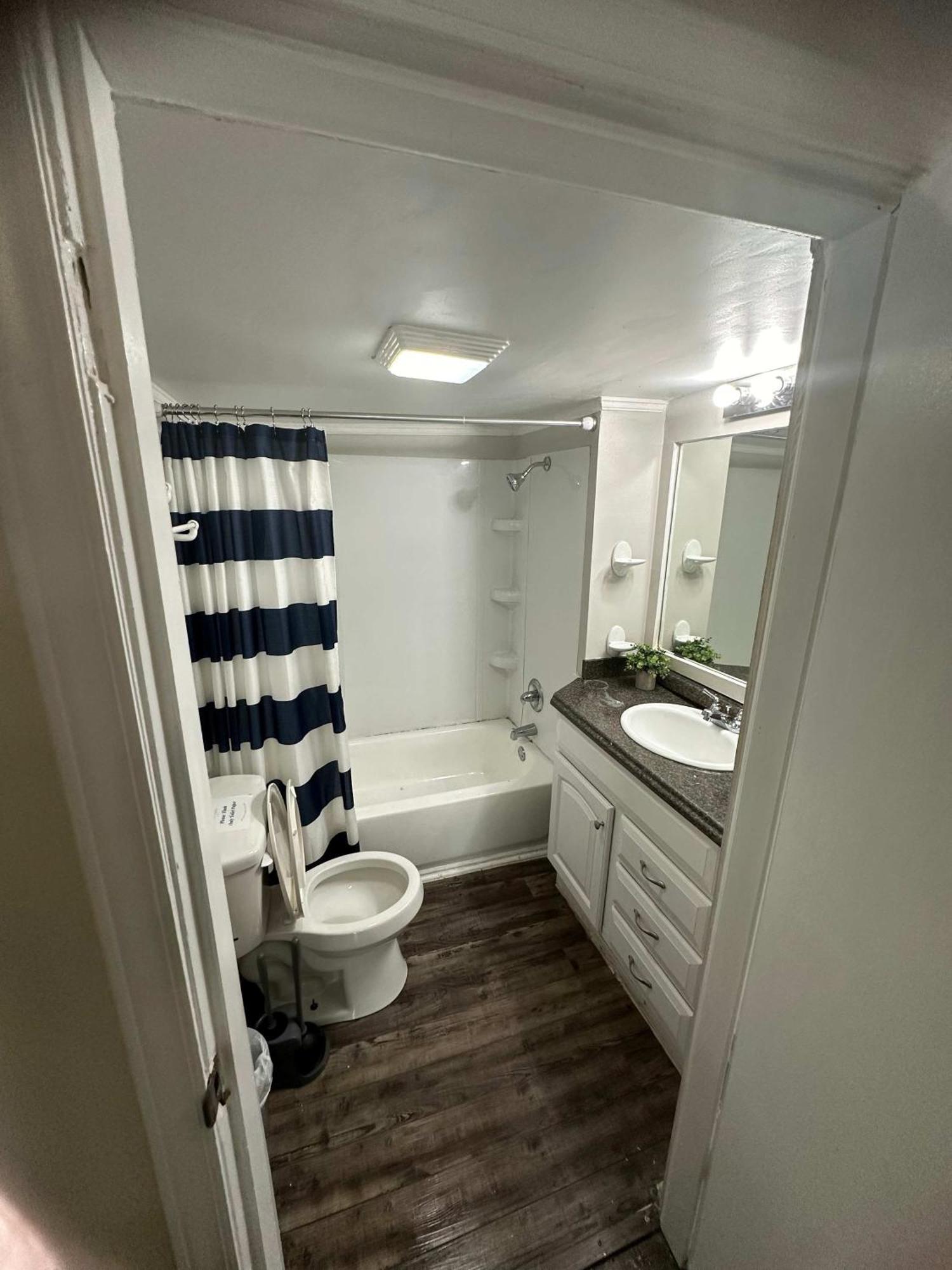 Holiday home Adorable On Taylor-15 Mins To Downtown--- Front Unit