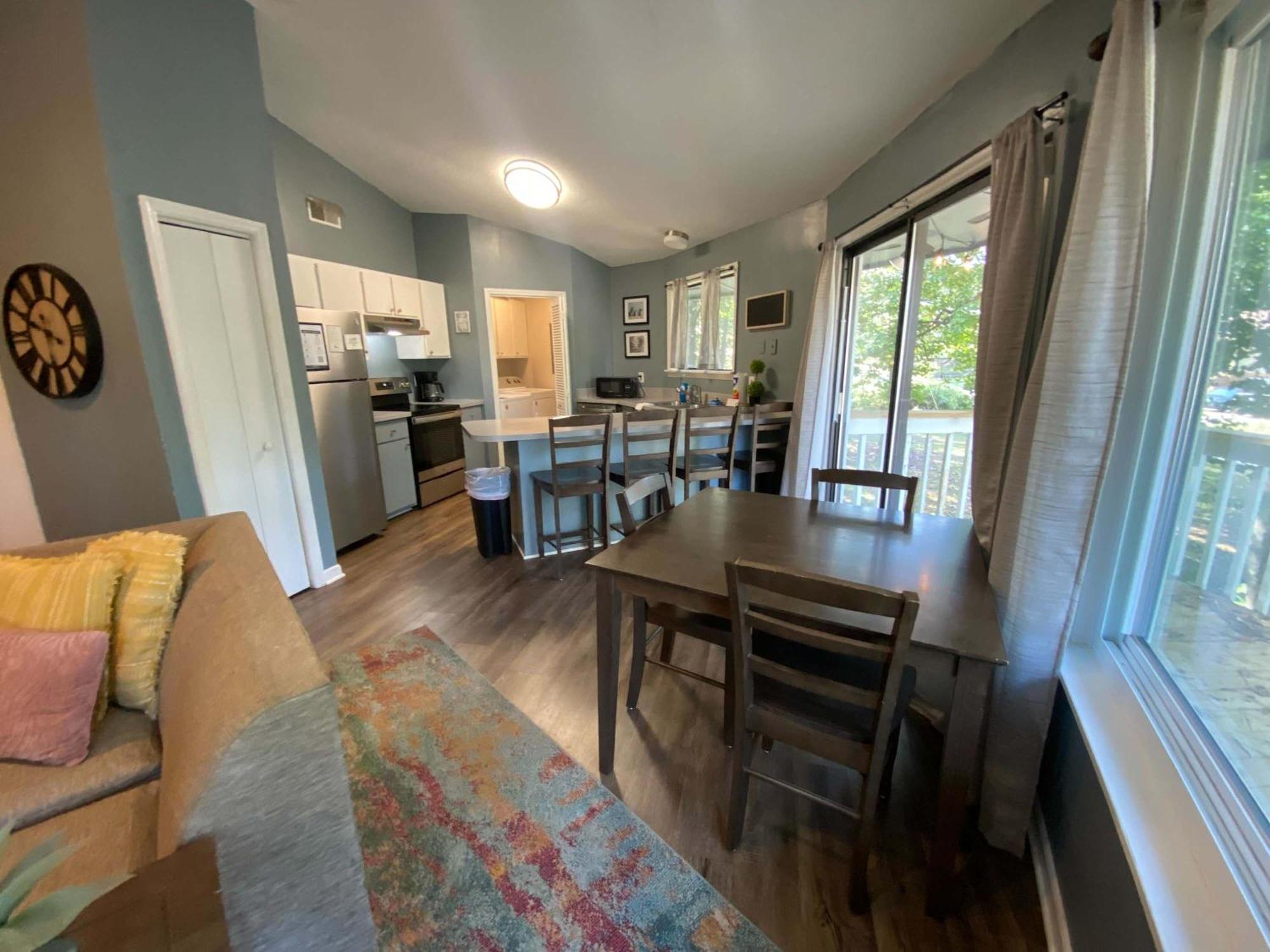 Opulent Octagonal Oasis With Spiral Stairs-minutes To Base Columbia