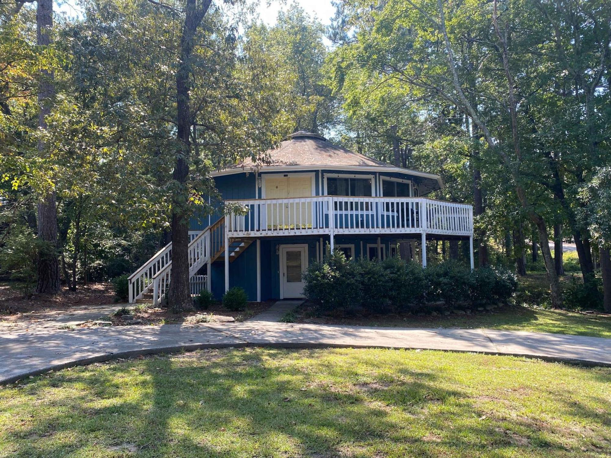Opulent Octagonal Oasis With Spiral Stairs-minutes To Base Holiday home *