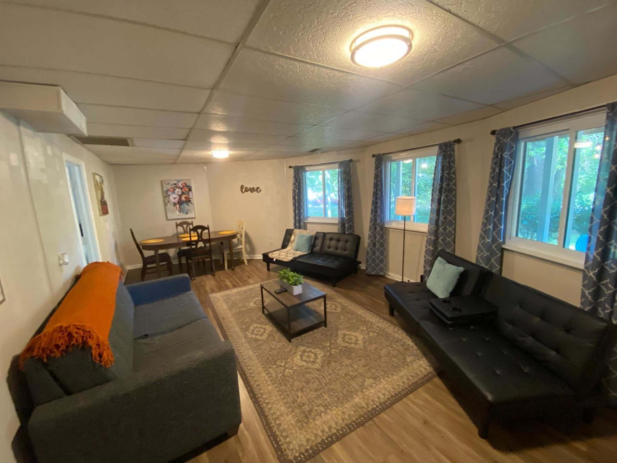 Opulent Octagonal Oasis With Spiral Stairs-minutes To Base Holiday home Columbia