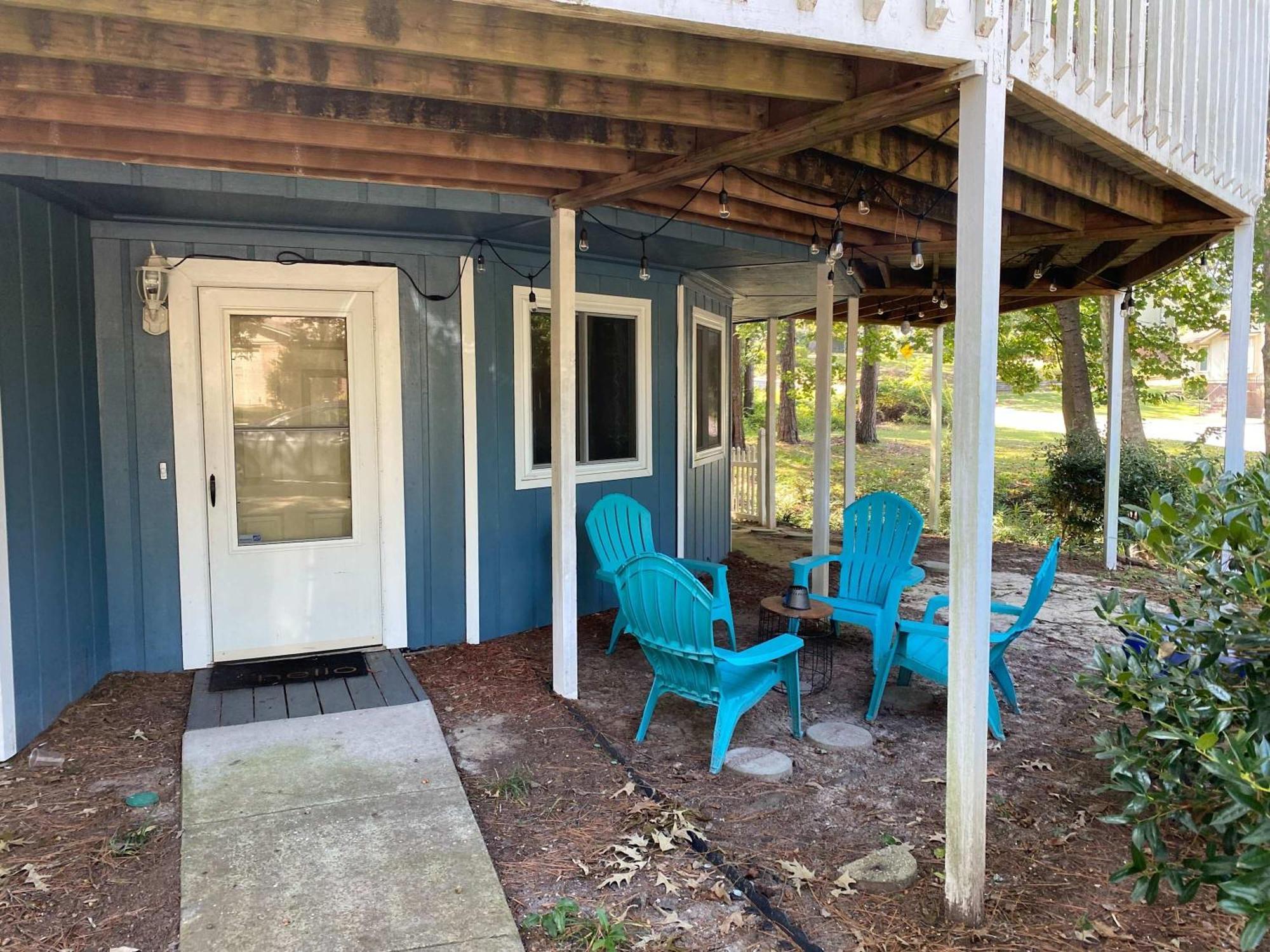 Opulent Octagonal Oasis With Spiral Stairs-minutes To Base Holiday home Columbia