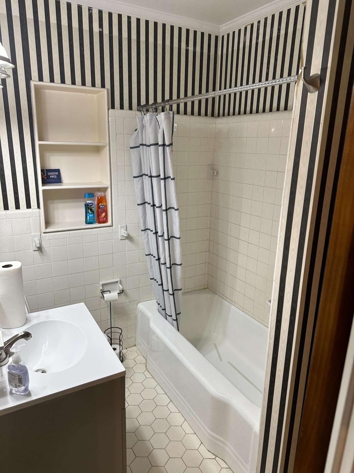 Holiday home Sweet Retreat-- Mins To