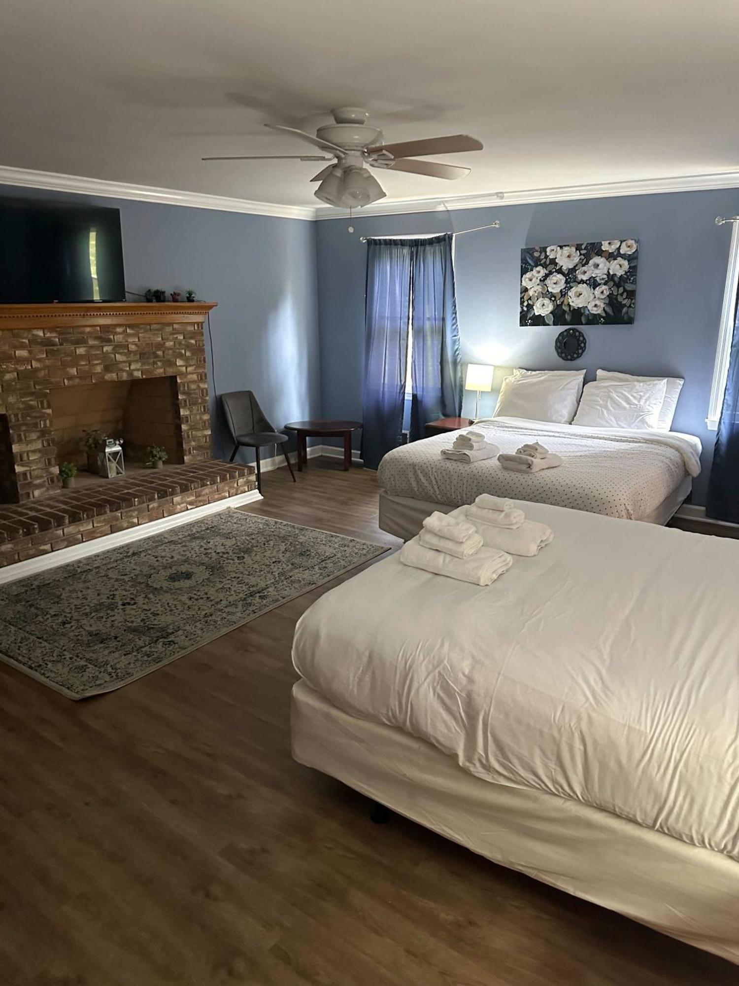 Sweet Retreat-- Mins To Holiday home