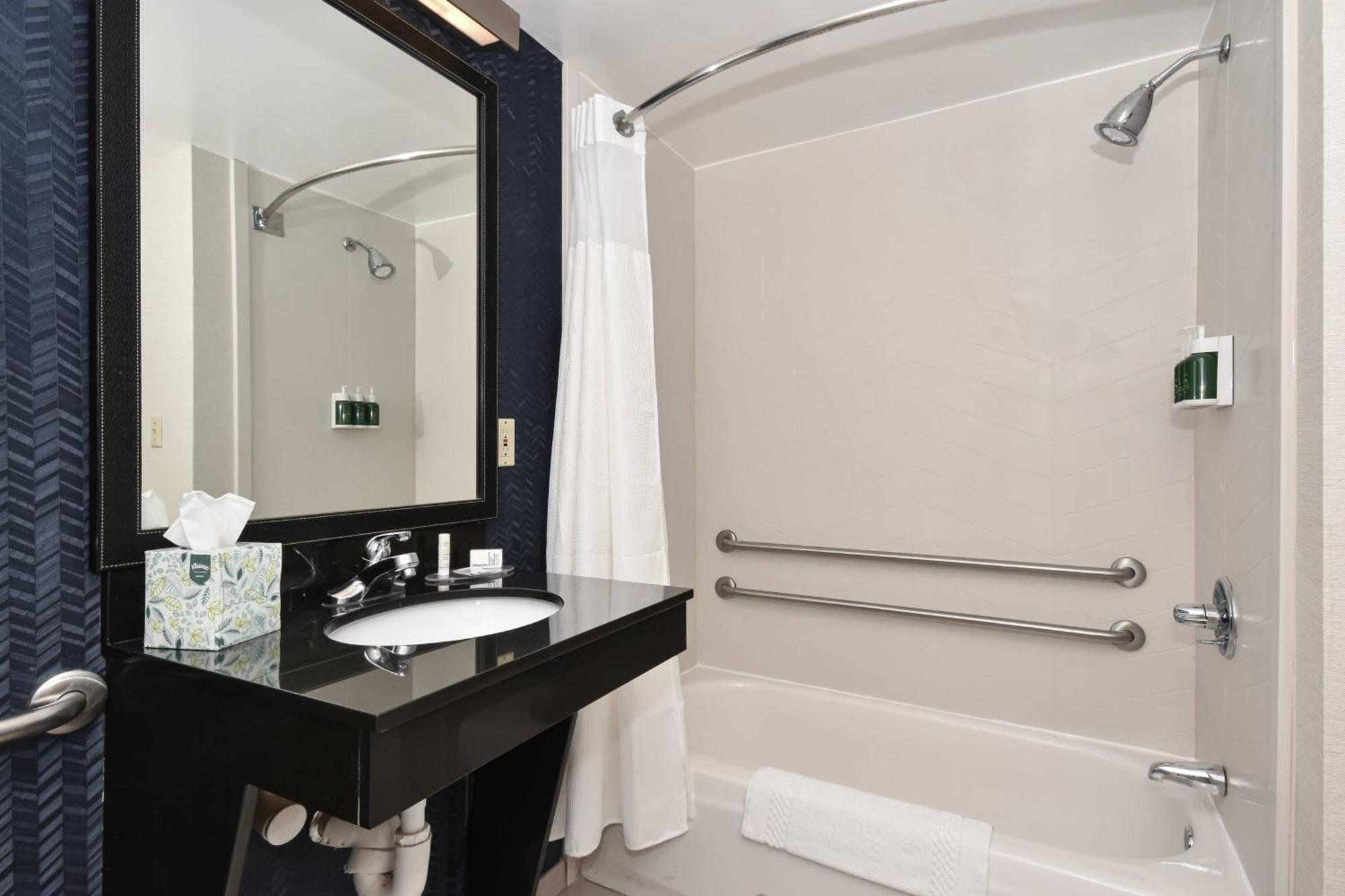 Hotel Fairfield By Marriott & Harbison