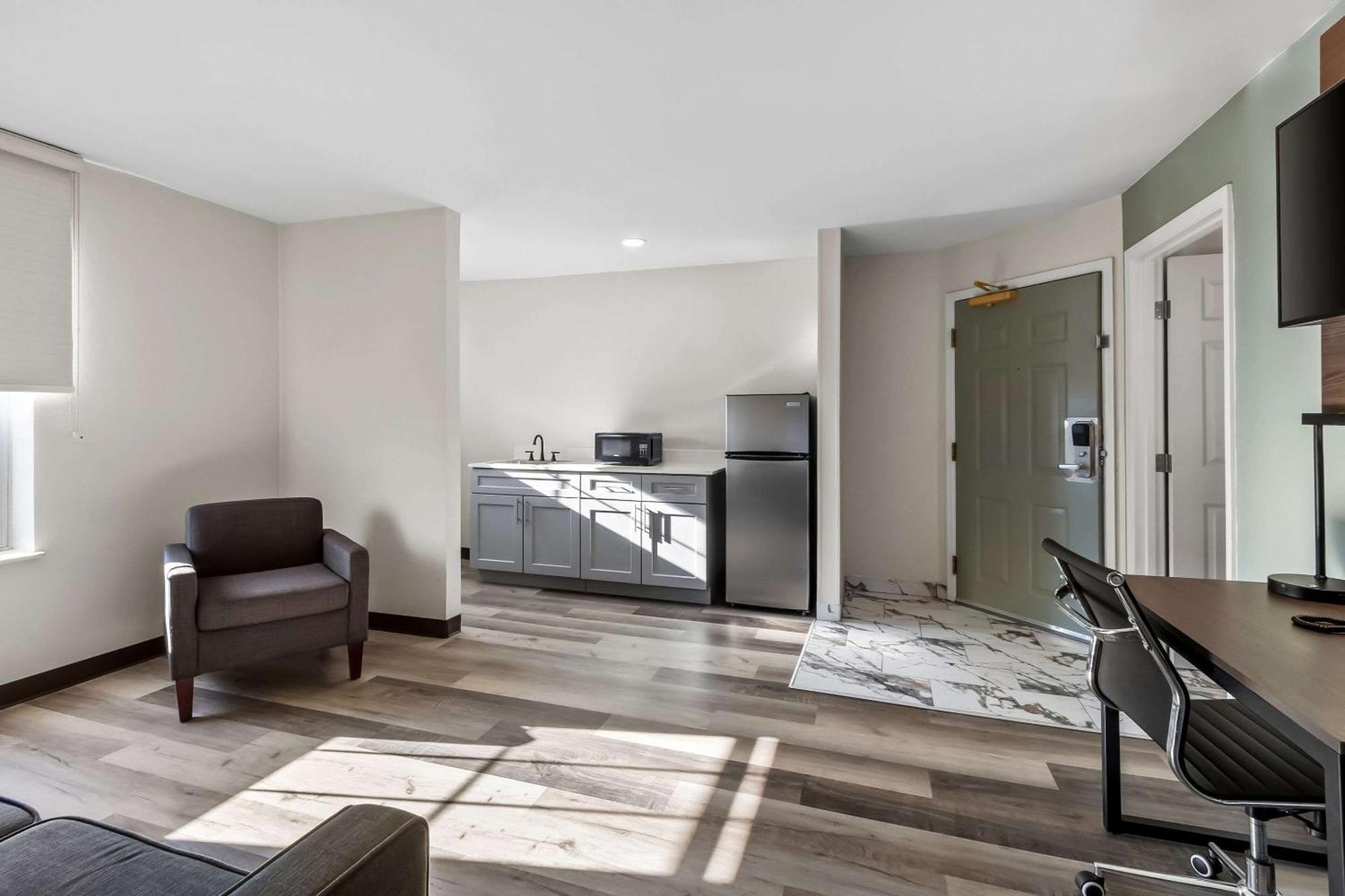 Quality & Harbison Hotel