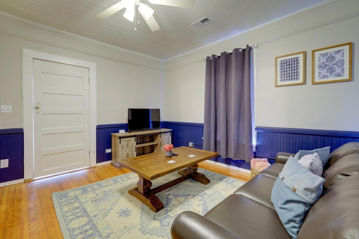 Cozy Centennial House Upstairs - Downtown Apartment
