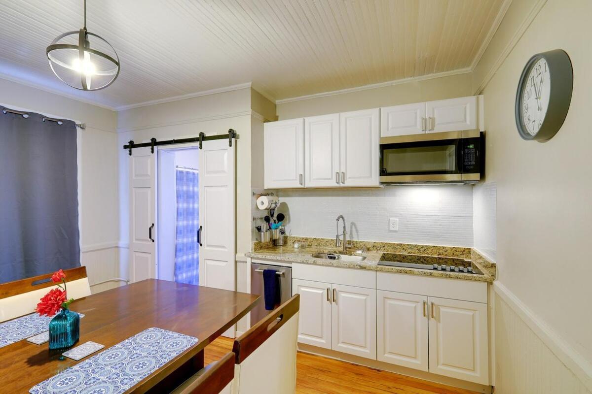 Cozy Centennial House Upstairs - Downtown Apartment Columbia