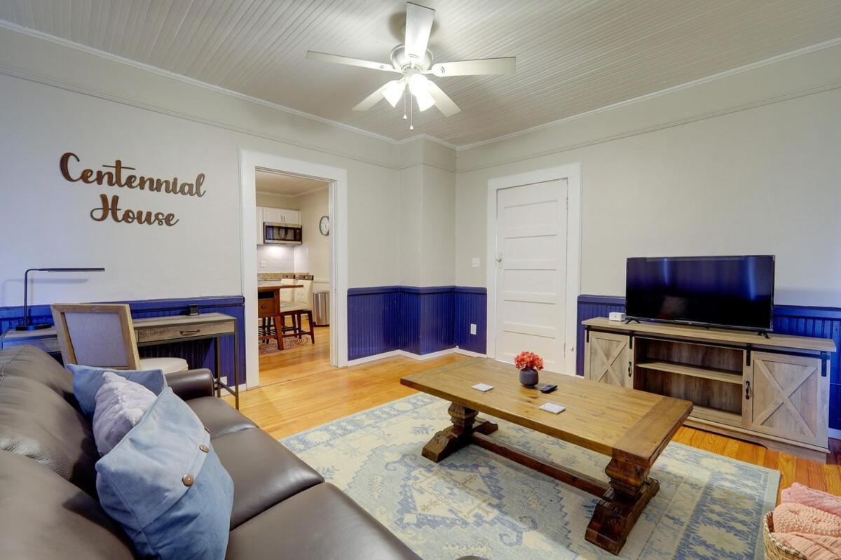 Cozy Centennial House Upstairs - Downtown Apartment *