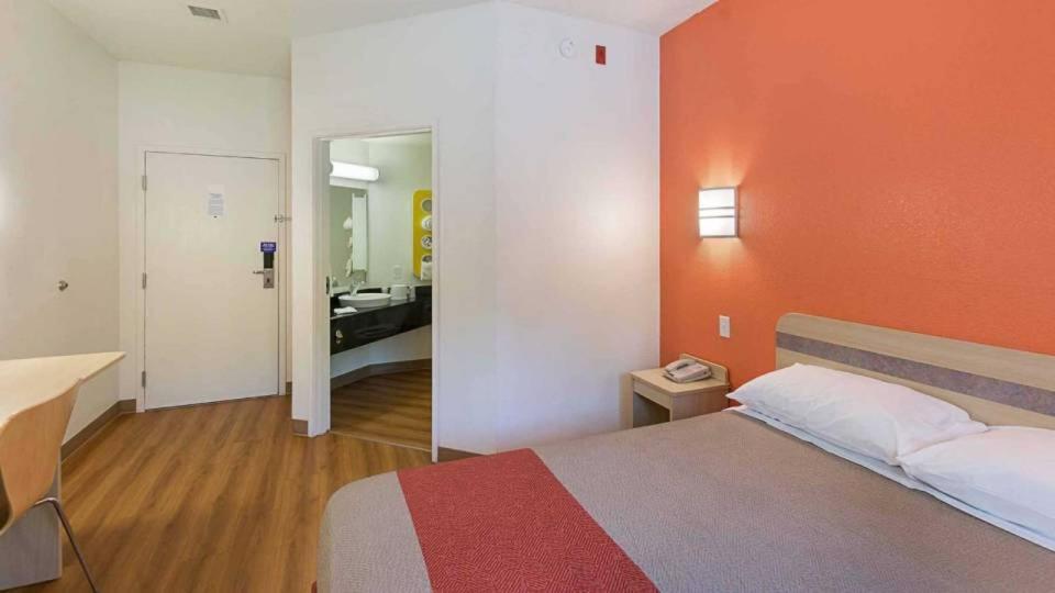 6 Hotel 3*