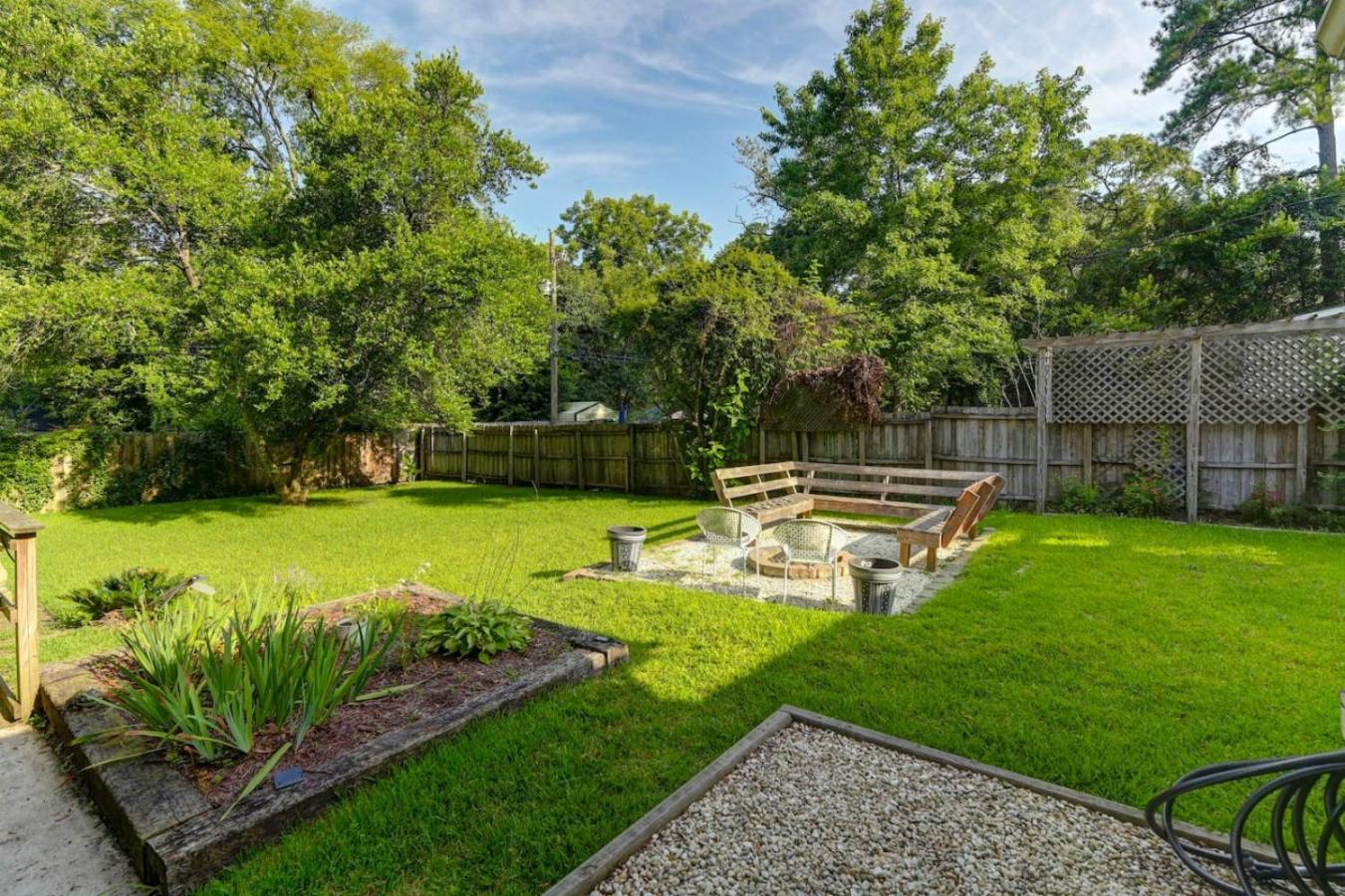 Bonham Burrow Near Ft Jackson Holiday home *