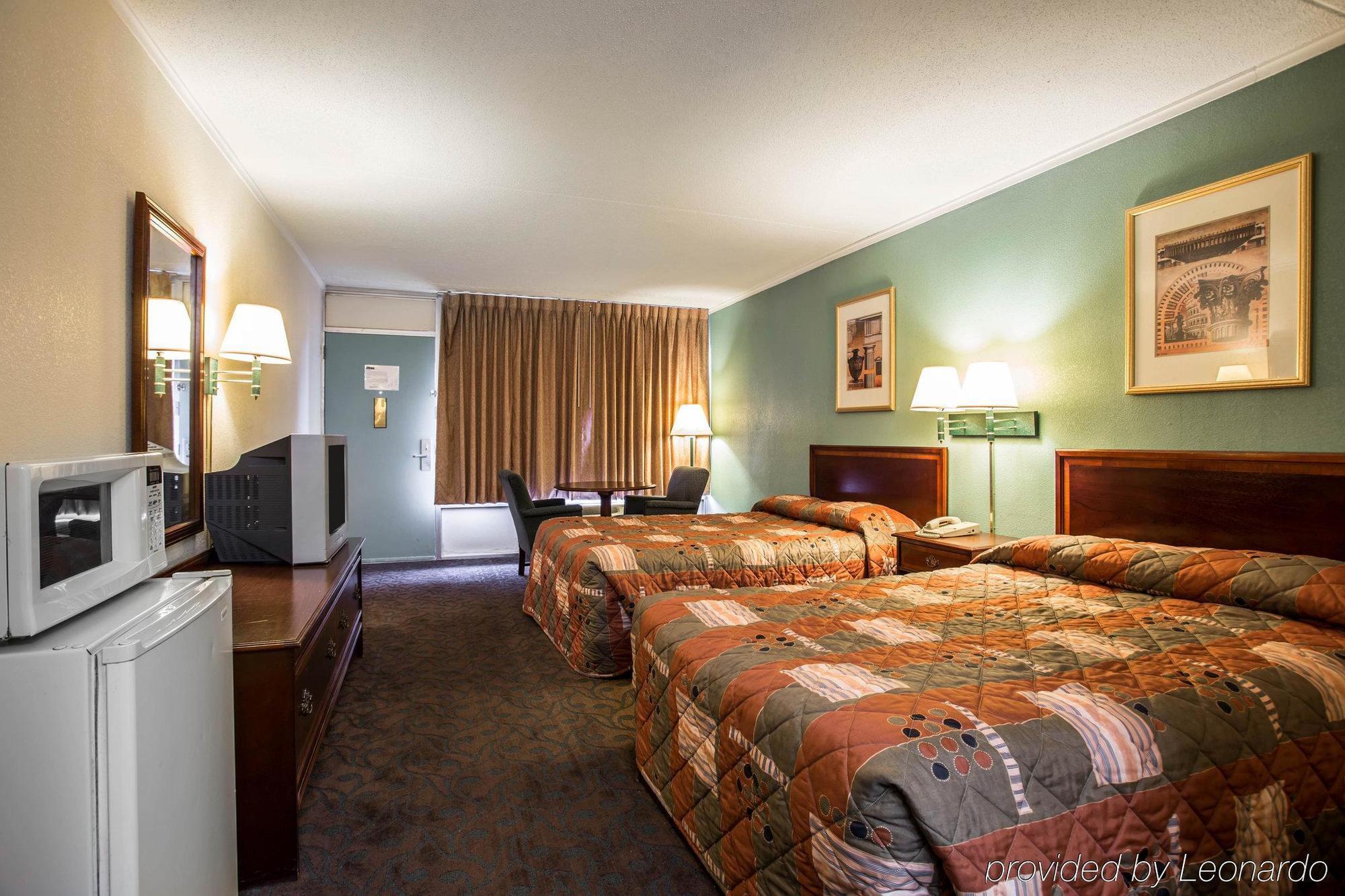 Rodeway & Conference Center Hotel 2*