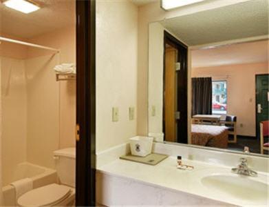 Super 8 By Wyndham Motel