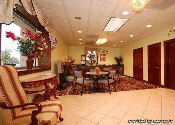 Rodeway & Conference Center Hotel 2*