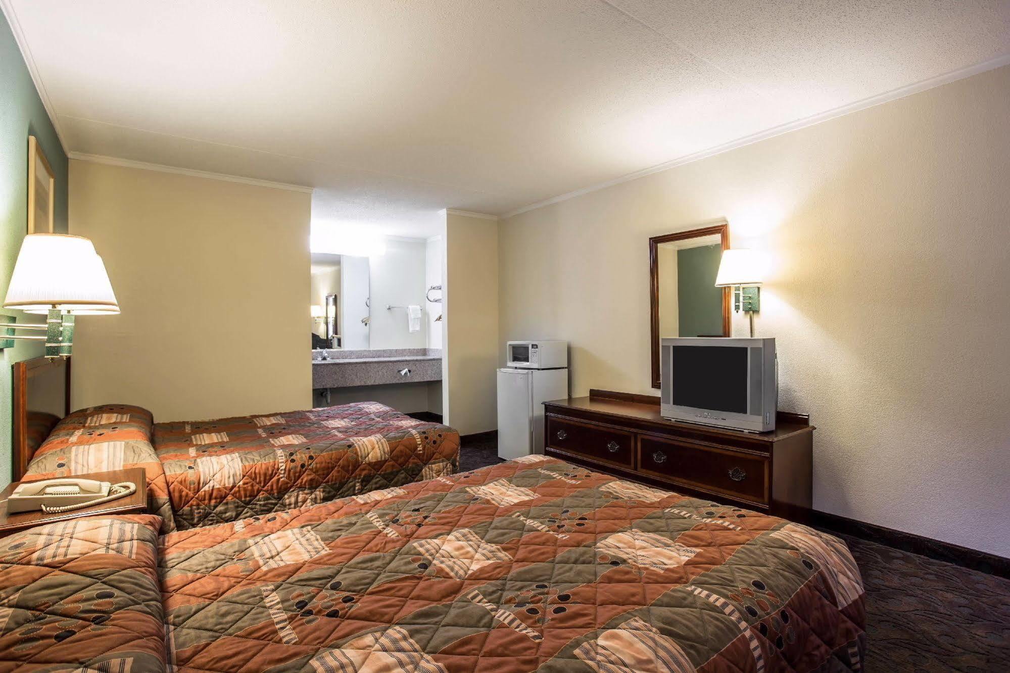 Rodeway & Conference Center Hotel 2*