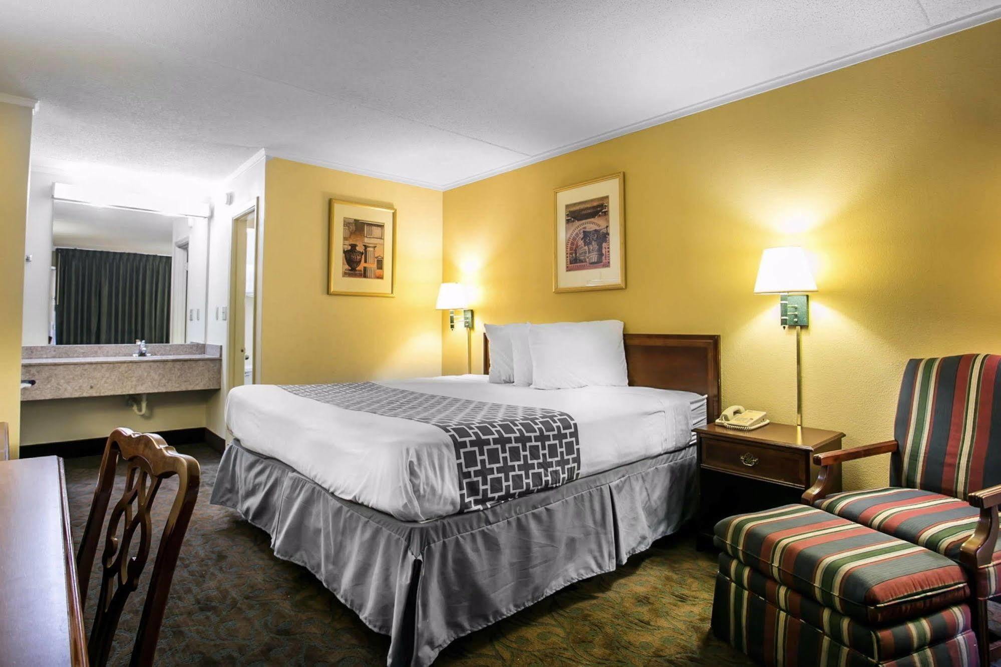 Rodeway & Conference Center 2*