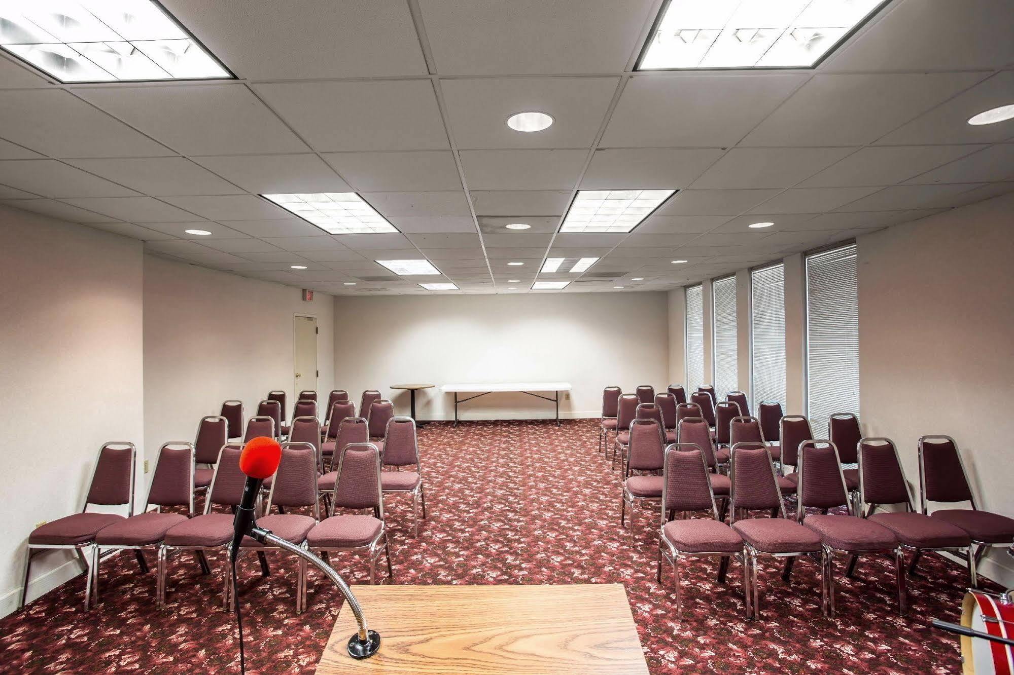 Rodeway & Conference Center Hotel 2*