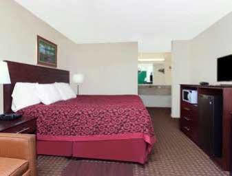 Days By Wyndham Ne Fort Jackson Hotel