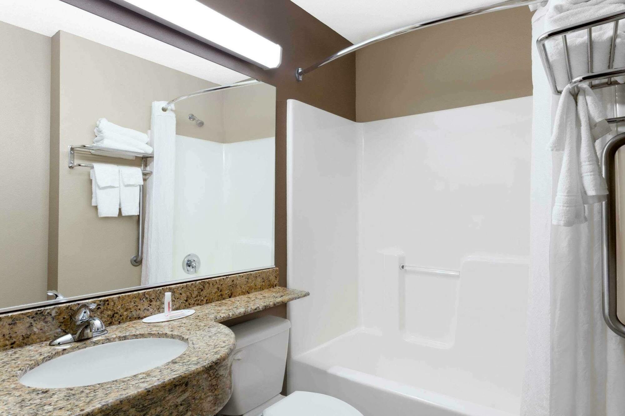 Motel Microtel & By Wyndham 3*