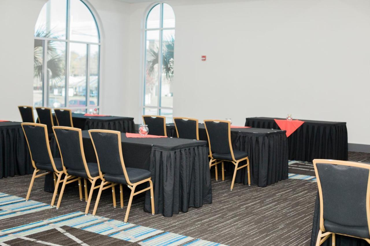 Holiday Express & Columbia-fort Jackson By Ihg Hotel 2*