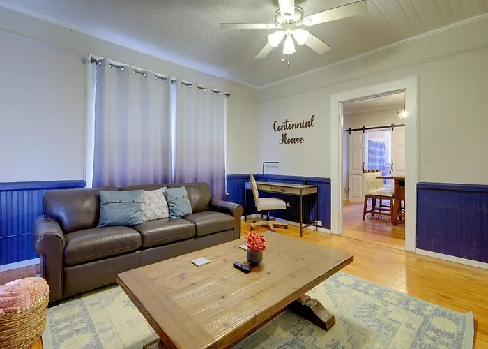 Cozy Centennial House Upstairs - Downtown Columbia