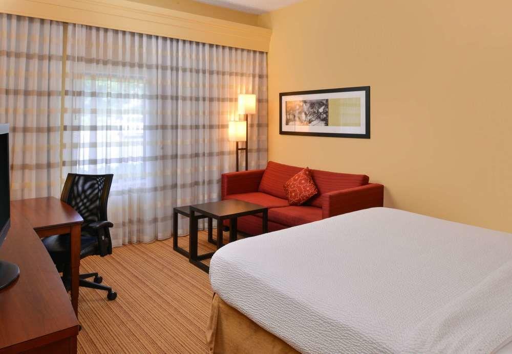 Courtyard By Marriott Northeast/fort Jackson Area Hotel 3*