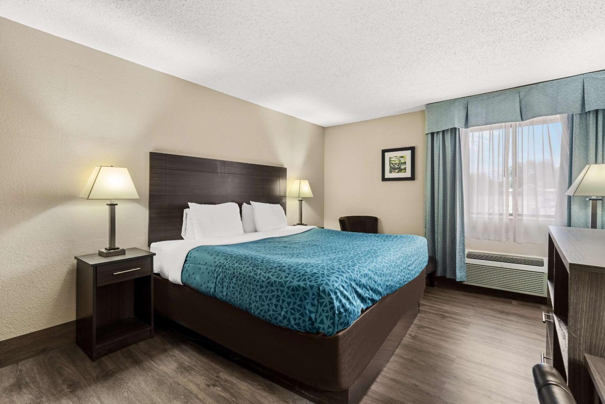 Suburban Northwest Hotel 3*