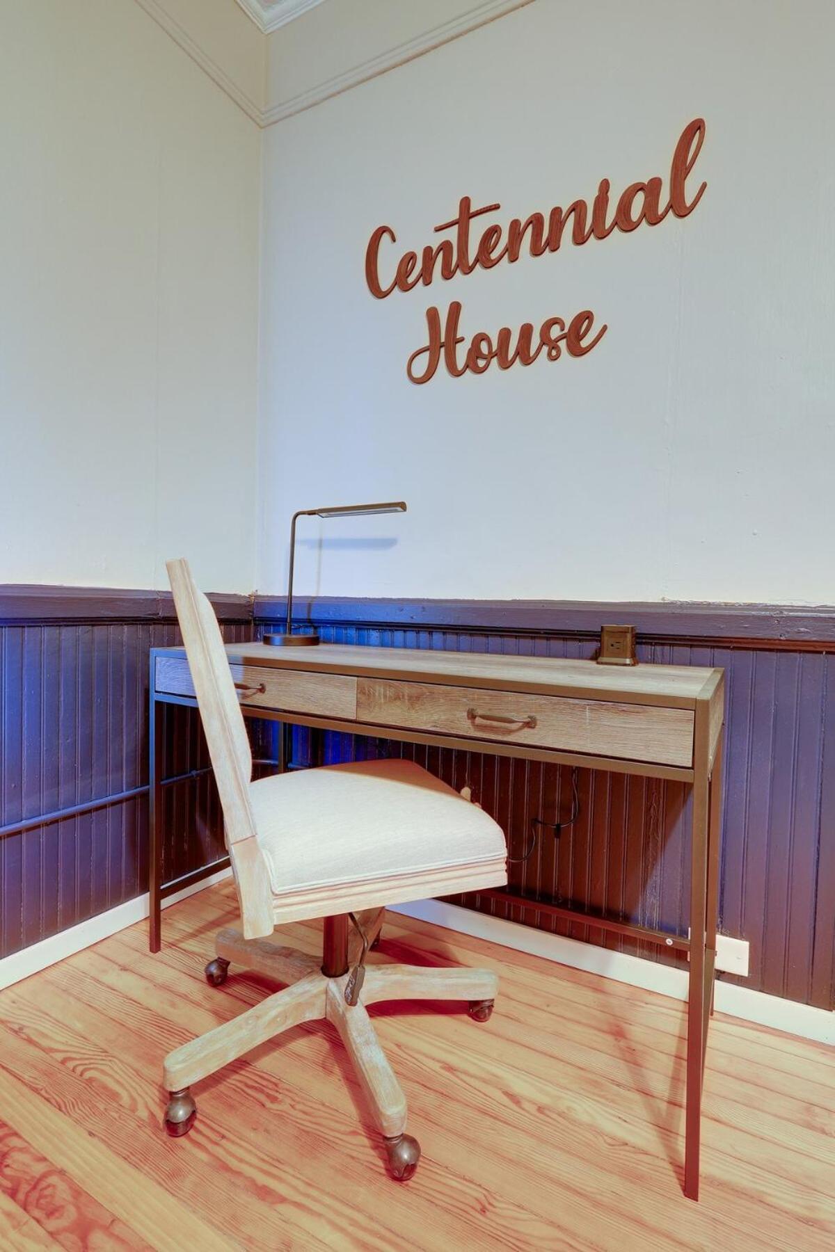 Cozy Centennial House Upstairs - Downtown