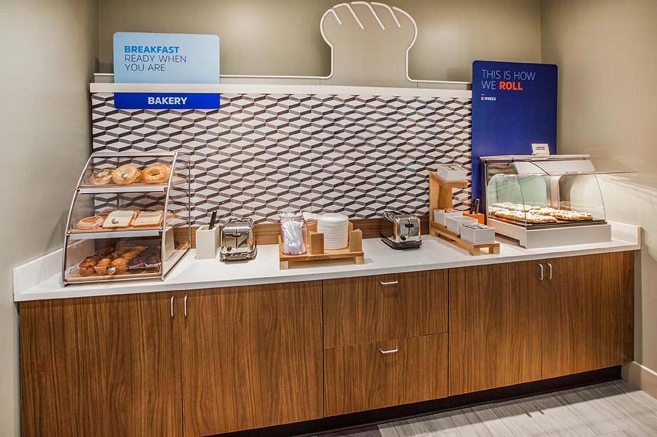 Express & Columbia-fort Jackson By Ihg Hotel